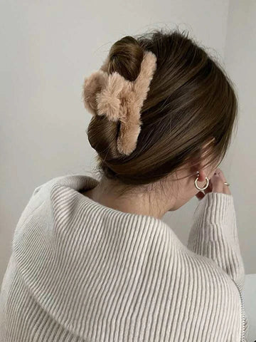 Oversized fully beige claw clip